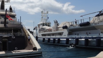 Εδώ καράβια χάνονται,   βαρκούλες αρμενίζουνε!