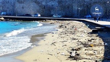 Με φερτά υλικά καλύφθηκε χθες η παραλία στα «δελφινάκια»