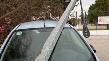 Συνεχίζεται η κακοκαιρία στη Ρόδο - Τα μποφόρ ξερίζωσαν δύο κολώνες