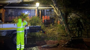 Ολονύκτια μάχη της Πυροσβεστικής, των Δήμων και της Περιφέρειας για την αντιμετώπισης των καιρικών φαινομένων - Πάνω από 60 κλήσεις για κοπή δέντρων και παροχή βοήθειας δέχθηκε η Πυροσβεστική