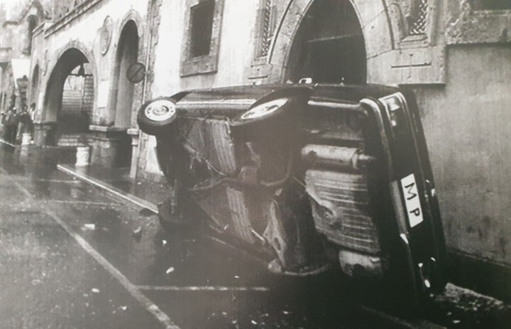 Από την οργή του λαού δεν γλίτωσε ούτε το αυτοκίνητο του Μητροπολίτη Ρόδου