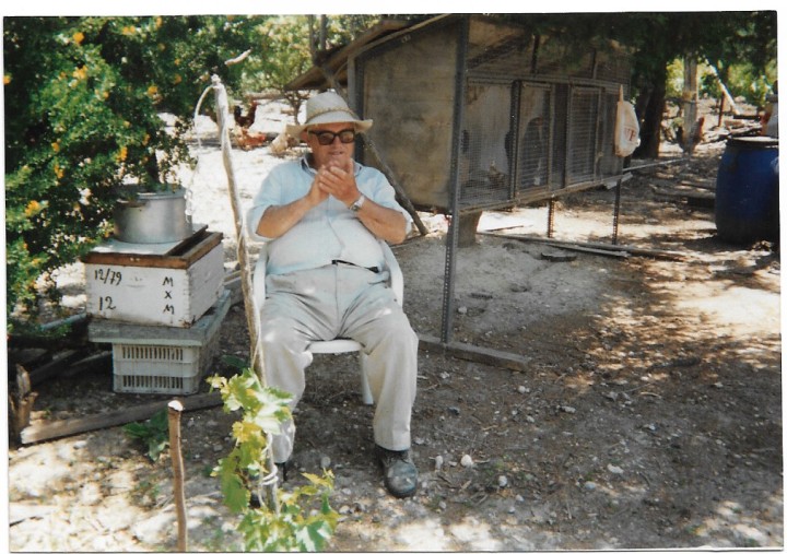 4.	Στο σπίτι του στις Φάνες το 1998 παρέα με τα μελίσσια του