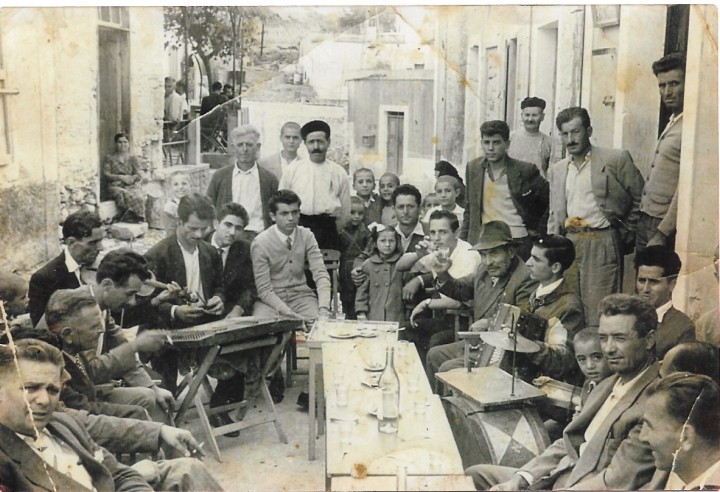 6.	Στο καφενείο του Μαγκανάκη στην πλατεία των Φανών το 1953
