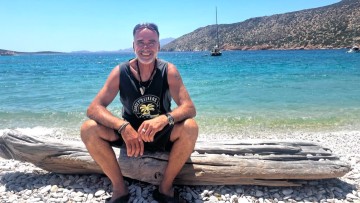 Ο Κώστας, που έφυγε από τη Ρόδο, έγινε ακρίτας στην ακατοίκητη Αλιμιά και μένει μόνος του εκεί, χειμώνα-καλοκαίρι!