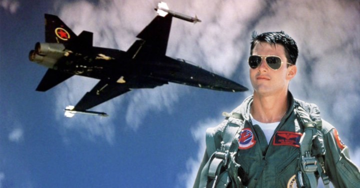 Ο Τομ Κρουζ ως πιλότος του Top Gun, με μαχητικό τύπου MiG στο βάθος· η ταινία του 1986 δεν κατονόμασε ποτέ ρητά τον σοβιετικό αντίπαλο, αφήνοντας το κοινό να τον αναγνωρίσει μόνο του