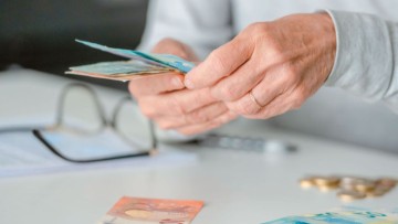 Συντάξεις: Τι αλλάζει έως το τέλος του 2026 – Επίδομα 300 ευρώ και αυξήσεις