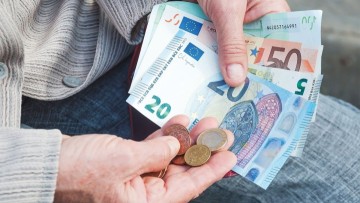 Συντάξεις: Ποιοι θα δουν την έκτακτη ενίσχυση των 400 ευρώ και πότε θα καταβληθεί