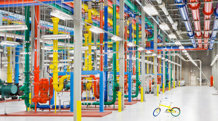 Χιλιάδες μέτρα αγωγών στο εσωτερικό των data centers, βαμμένοι με φωτεινά χρώματα για να αναγνωρίζουν οι τεχνικοί τι είναι ο καθένας
