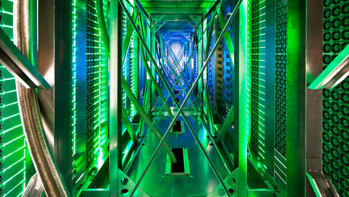 Μια σπάνια ματιά από το διάδρομο πίσω από τους servers. Τα πράσινα φώτα είναι τα LEDs που δείχνουν την κατάσταση του server