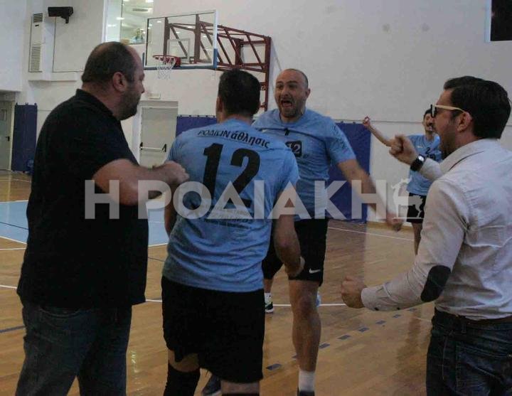 Πανηγυρίζει κι ο ίδιος σε κάθε καλή  προσπάθεια των παικτών του και  πανηγυρίζει μαζί τους (ΦΩΤΟ ΒΙΚΤΩΡ)