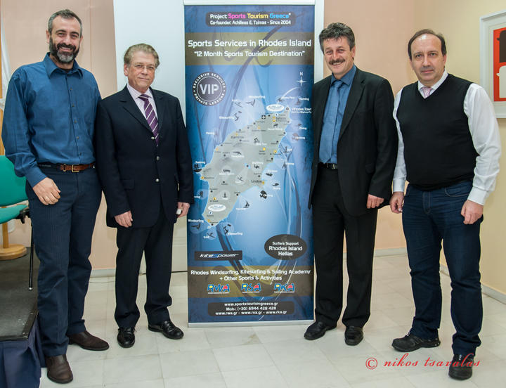 Ομιλητές και Πρόεδρος Οργάνωσης με το banner της Ρόδου