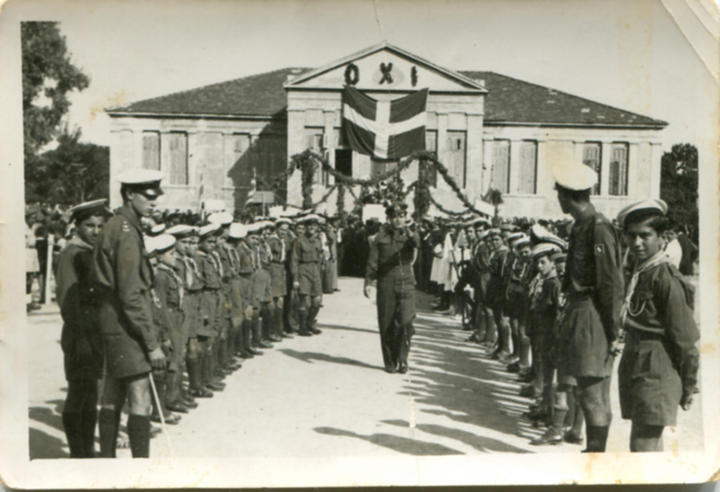 Μπροστά στο Βενετόκλειο Γυμνάσιο το σημερινό Καζούλειο οι νεαροί πρόσκοποι αμέσως μετά την Απελευθέρωση υπό το πρόσταγμα του αρχηγού τους Ελευθερίου Μακρή.  Στο κτήριο του Γυμνασίου αναγράφεται η λέξη “ΟΧΙ”