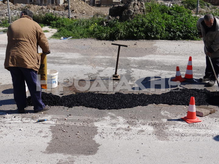 Η λακκούβα στην Αυστραλίας την ώρα που μπαλώνεται  από τα συνεργεία του Δήμου 