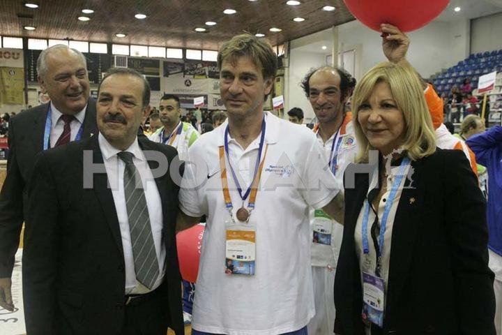 Ο προπονητής της ομάδας της Ρόδου, Αποστόλης Στεφανής, με το Δήμαρχο και την κ. Δεσποτοπούλου