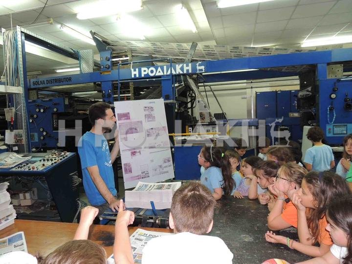 Ο κ. Σεραφείμ Φλώρος εξηγεί  στους μαθητές τον τρόπο εκτύπωσης της εφημερίδας