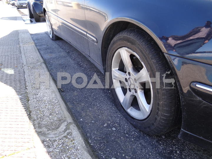 Το αυτοκίνητο που ακινητοποιήθηκε όταν έσπασαν και τα δυό του λάστιχα