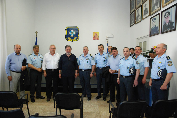 Ο κ. Πανούσης κατά την επίσκεψή του στην Αστυνομική Διεύθυνση, μαζίμε τους αξιωματικούς της τοπικής ΕΛ.ΑΣ. Στ’ αριστερά του διακρίνονται ο βουλευτής κ. Γάκης και ο Αστυνομικός Διευθυντής κ. Νικολόπουλος...