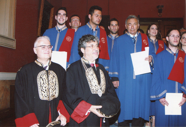 Ο κ. Μαυράκης μετά την απονομή του πτυχίου του μαζί με τους καθηγητές  και τους υπόλοιπους πτυχιούχους