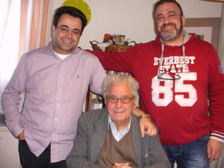 Στα 85 του σήμερα ο Κώστας Σαντορινιός ανάμεσα στους γιούς του αφηγείται την πορεία μιας ζωής
