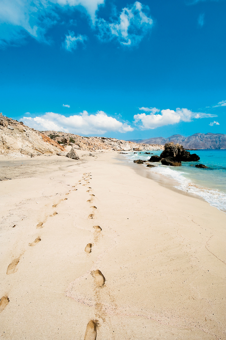 Ψιλή άμμος μέσα και έξω από τη θάλασσα, αλλά και γύψος σε σημεία του βυθού κάνουν τα Μάρμαρα μια από τις πιο ιδιαίτερες παραλίες στην Ελλάδα