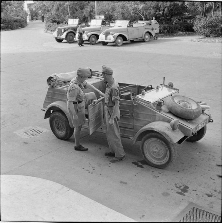 Βρετανός αξιωματούχους επιβιβάζεται σε ένα Kubelwagen που άφησαν πίσω τους οι Γερμανοί κατά την αποχώρηση τους