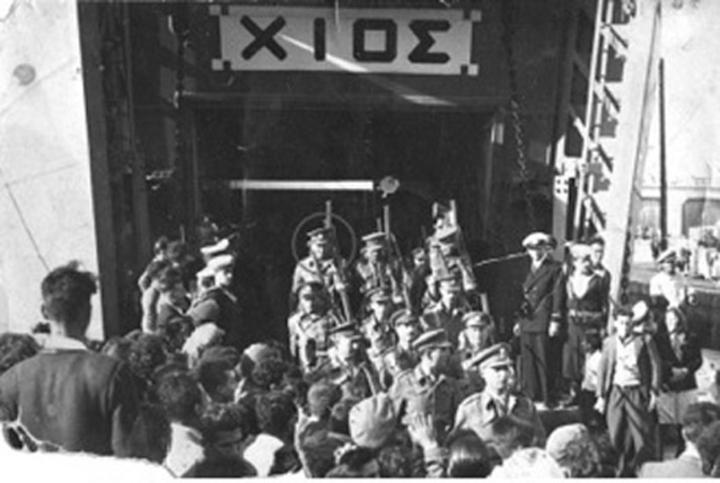 Στο λιμάνι της Ρόδου, απόγευμα 39 Μαρτίου 1947. Άνδρες της Χωροφυλακής εξέρχονται του “Χίος”. Στον κύκλο ο Σεραφείμ Αθανασίου